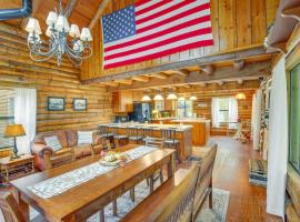 Hotelfotos: Log Cabin Rental with Fire Pit Less Than 1 Mi to Lake Access