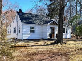 A picture of the hotel: Modern Farmhouse Chillhouse, Orange, CT 06477