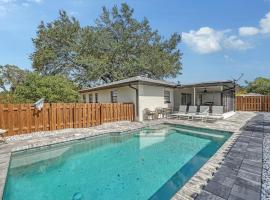 A picture of the hotel: Trendy 4-Bedroom Heated Pool Car Near Beaches