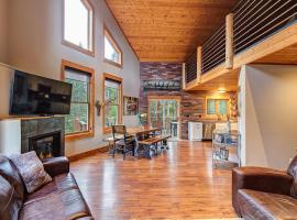 Hotel Photo: Gorgeous updated mountain home just minutes from the slopes, private hot tub, pool table!