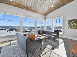 Hotel Photo: Exquisite Mountain Retreat in Tuhaye, Private Hot Tub, Mountain views