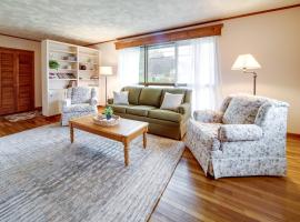 Фотография гостиницы: Mayville Vacation Rental - Walk to Chautauqua Lake