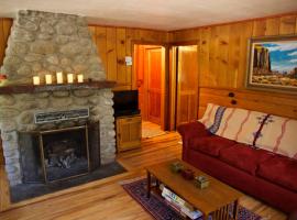 Ξενοδοχείο φωτογραφία: Ahwahnee-be Vintage Cabin - Walk to town!