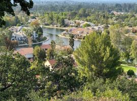 Hotel Foto: Calabasas Villa Lake View Home