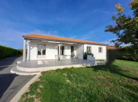 A picture of the hotel: Pavillon 3 chambres avec piscine, Garat (16)