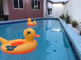 Bungalow with Private pool at Kajang Sg Chua, Hotel in Kajang