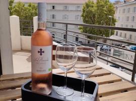 होटल की एक तस्वीर: les LOFTS de Saint Clair Un balcon à Toulon LOFT 4CH CLIM 8 PAX MAX