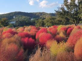 होटल की एक तस्वीर: Rest place with beautiful flowers