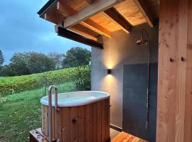 Cabanes avec jacuzzi les pieds dans la vignes, hotel in Incourt