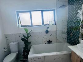 A picture of the hotel: Cozy 1 Bedroom Home In Milnerton