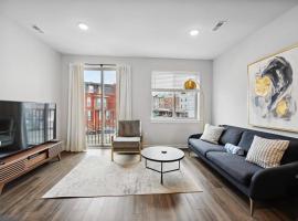 Hotel Photo: Luxurious Condo with Rooftop and Parking near University City