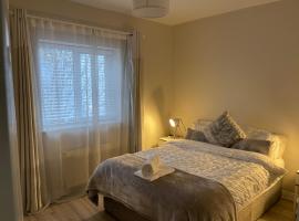 A picture of the hotel: Letterkenny Three Bedroom Town Centre Apartment