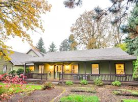 Hotel Photo: Milwaukie Home with Covered Porch Dogs Welcome!