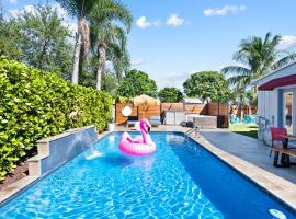 Фотографія готелю: Poinsettia Palms! Giant Heated Pool-HotTub-FirePit-5Min2Beach-Pets-EV Chgr