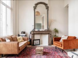 Gezellig gerenoveerd herenhuis in het centrum, hotel em Antuérpia