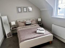 Hotel foto: Lakeside LUX bedroom with parking, M4 Jct 11, next to train station