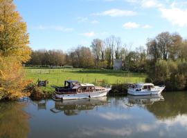 Zdjęcie hotelu: Bateaux à quai entre Amiens et la Baie de Somme- DOLFYN et ORKA