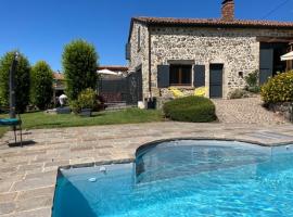 Hotel Photo: Domaine des Pierres D Auvergne