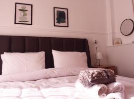 รูปภาพของโรงแรม: Antonia's city apartment