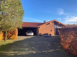 A picture of the hotel: Værelse, bad og toilet i villa