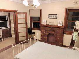 Hotel foto: Study/Sun room attached MQ Park/Uni/Eastwood/Ryde Spacious room