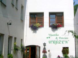 होटल की एक तस्वीर: Penzion a Vinoteka Hrozen
