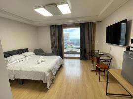 Spacious Luxury Condo w/ kitchen beside Hilton Clark D’Heights, hotel v destinaci Pampang