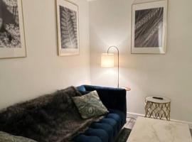 Classy single family house, walk to St Boniface, Hotel in Winnipeg