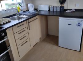 Dovercourt holiday park swift johnson low road harwich essex co12 3TZ、Parkestonのホテル