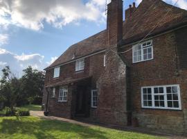 A picture of the hotel: Spacious character cottage overlooking fields