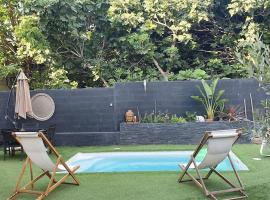 รูปภาพของโรงแรม: Maisonnette climatisée avec piscine & Spa