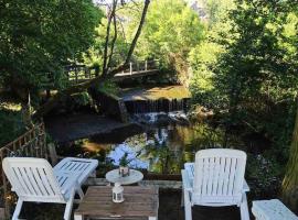 Gambaran Hotel: Cascade au fond du jardin