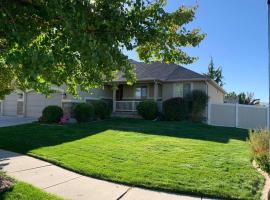 Hotel Foto: Snug Home with fenced yard