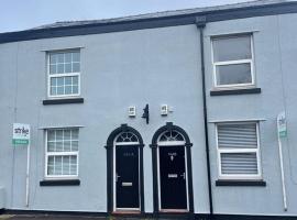 호텔 사진: Stylish 3-Bed Gem in Romiley Newly Renovated, En Suite Comfort, Courtyard Charm, and Effortless Parking