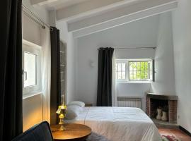 Chalet con piscina en Torrelodones, Hotel in Torrelodones