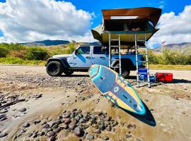 होटल की एक तस्वीर: Explore Maui's diverse campgrounds and uncover the island's beauty from fresh perspectives every day as you journey with Aloha Glamp's great jeep equipped with a rooftop tent