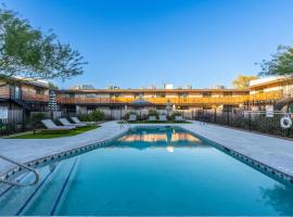 Hotel fotografie: Midtown Bliss with Pool & Sports Use & Laundry & Parking