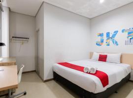 RedDoorz Plus Syariah near Mall Pondok Indah, hotel di Jakarta