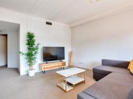 A picture of the hotel: Cozy 2 Bedroom Apartment Surry Hills