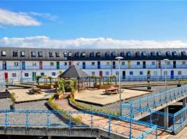 Hotel fotografie: Private Double Bedroom in front of the Galway Port - Guest House