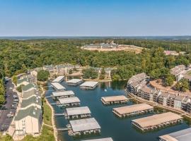 होटल की एक तस्वीर: Lake Ozark Retreat with Private Boat Dock condo