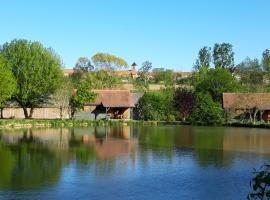 호텔 사진: Chalet au bord d'un étang, près d'une ferme pédagogique
