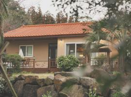 Hotel fotoğraf: Entire House with Garden - Warm water Jacuzzi