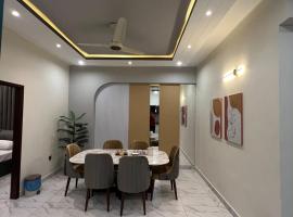 Hotel fotoğraf: Travellers Heaven 3BR APT DHA PHASE VI Nishat Commercial