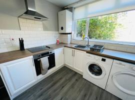 Hotel Photo: Leasows House - Sleeps 9 - Perfect for contractors and families