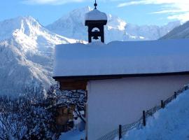 รูปภาพของโรงแรม: Chalet de 2 chambres avec terrasse amenagee a Courchevel a 6 km des pistes