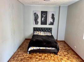 รูปภาพของโรงแรม: Comfy Bed Quito Bedroom