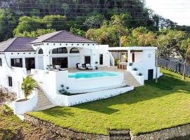 A picture of the hotel: Beautiful villa with pool