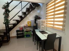 A picture of the hotel: 3 Bedroom Apartment by Romz