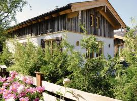 DIE ZWEI CHALETS AM TEGERNSEE "s' Gloane" & "s' Große", hotel in Rottach-Egern